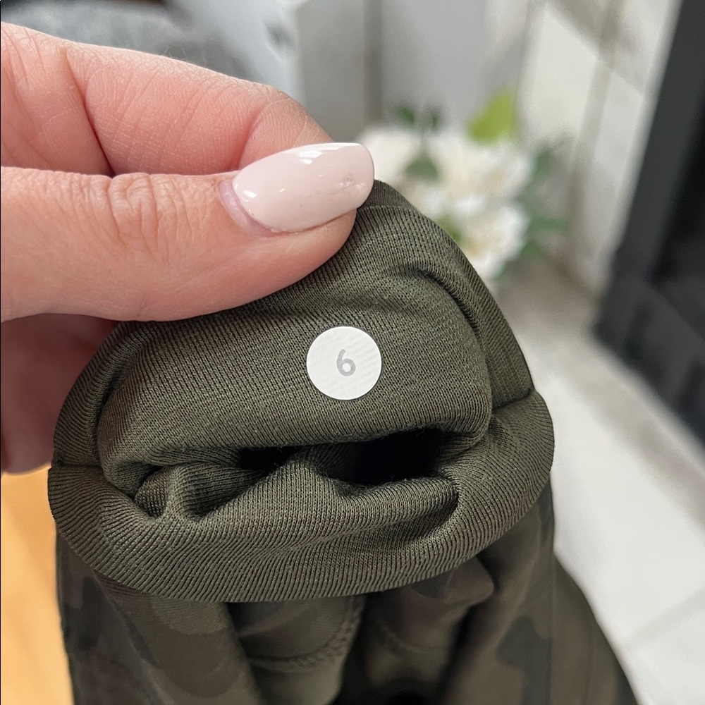 Lululemon Olive Camo Crop Leggings – Size 6 - Picture 4 of 4